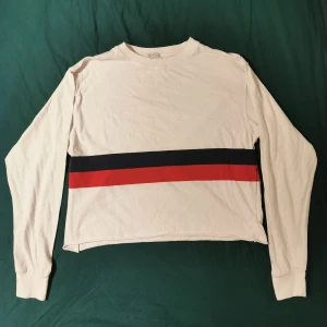 Vintage långärmad tröja m rödblå streck - En cool tröja som är köpt secondhand. Är lite croppad i stilen, tror att den är från 80-90 talet. Om du vill ha fler bilder eller undrar något så är det bara att fråga! :) 