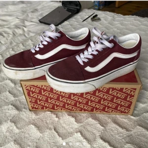 Vinröda platå Vans - Old Skool modellen med platå. Använder inte längre men inget fel på dem, bra skick men lite smutsiga på gumidelen(se bilder). Bilder från min Depop : glitterte