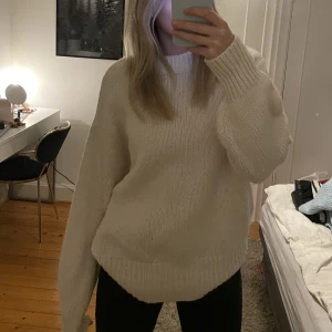 stickad tröja - Säljer denna mysiga stickade tröjan💗 Sticks inte alls och är i mycket bra skick💗