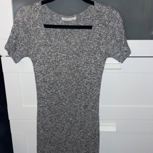 Klänning  - Grå klänning, använd en gång 