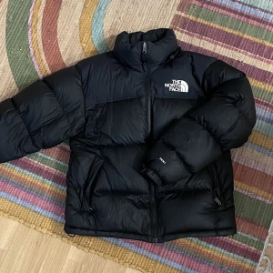The North Face Jacka - Säljer min kära tnf-jacka, det är inget fel på den- har bara för många jackor. Använd i två säsonger, bra skick.  nypris: 2800 köpare betalar frakt, vid intresse kan man få fler bilder <3 :) Hör av er om ni vill ha mer bilder