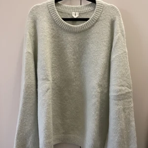 Stickad tröja Arket - Nästintill oanvänd stickad tröja från Arket i storlek small. Ull/alpacka-blandning.