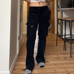 Manchester cargo byxor - Säljer dessa fina svarta Manchester cargo byxor! Byxorna är i jätte fin sick! Innerbenslängd längd: 81cm. Midjemåttet: 83cm. Jag är 171cm lång❤️