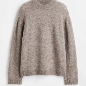 Hm stickad tröja - Säljer denna populära och slutsålda hm tröjan, använt ett par gånger men i superfint skick! 🫶🏽 en av mina favoriter men säljer då jag är i behov av pengarna 