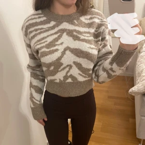 Zebra topp - Kroppad topp med zebra mönster. Superskön och i bra skick. Storlek S. 