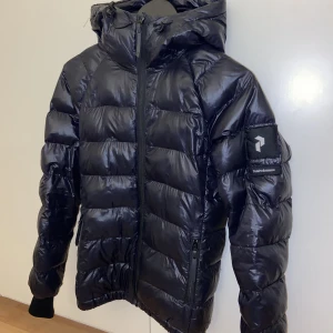 Peak jacka - Säljer min älskade peak jacka pågrund av att jag vill ha en ny. Inga skador alls. Den är i storlek Xs, jag är 162😊