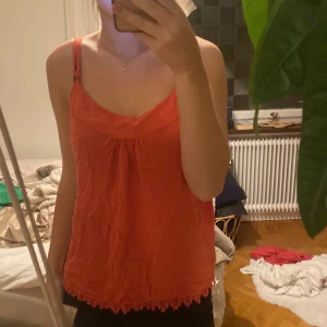 Jätte fin persika färgad topp i bra skick! Köpt på secondhand👍🏼 - Köpare står för frakt!🥰