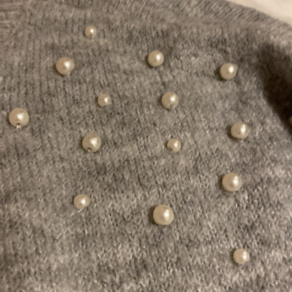 jag säljer denna stickade tröja med pärlor på! den är i storlek 146/152 men passar också npgon som har M i kläder, som jag. Super skönt material och jätte stretchig. Vill bli av med kläderna så sätter den på ett billigt pris! Hör av er vid intresse💕💕. Stickat.