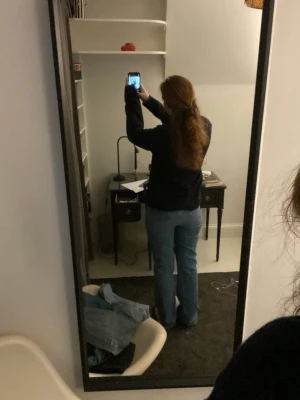 Zara jeans - Ett par blå jeans från zara med bootcut. Supersnygga med stor stickad tröja. Storlek 38 och det finns lite stretch i byxorna❣️