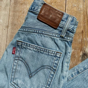 Levi’s - baggy jeans  - Storlek: W24 L34  Ett par baggy jeans från Levi’s, beroende på din längd blir de pösiga vid fötterna! Själv har jag växt ur dem och har ingen egen bild! 