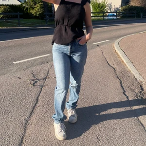 Zara jeans💞 - Säljer jätte fin jeans från Zara.💞 köpt för 400kr. Säljer för dom är för stora för mig.💞 Dom är mid rise💞