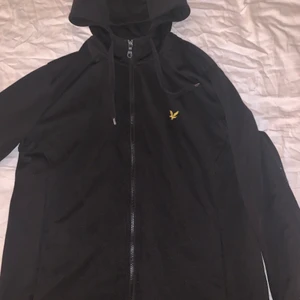 Lyle scott storlek L - Den är i fint skick köpt i Göteborg knappt använd så sätt förutom den e 2-3år gammal kanske kan fixa kvitto