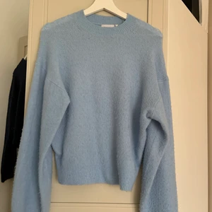 Stickad tröja - Lägger upp igen! Så fin blå stickad tröja, storlek Xs men passar Xs-M. Från weekday💙