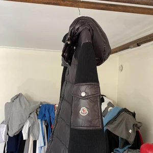 Moncler cardigan - En monclercardigan i XL passar L. Cond 9/10.   Ganska stor i passformen.  Med luva.  Köparen står för frakt