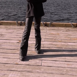 Bootcut Skinnbyxor - Säljer dessa supersnygga skinnbyxor då de tyvärr blivit för små. De är i använt skick, men inget skadat. Kom med prisförslag 💕