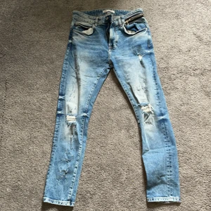 Zara jeans strl, 32 - Zara jeans i bra skick. Betalade 500kr. 