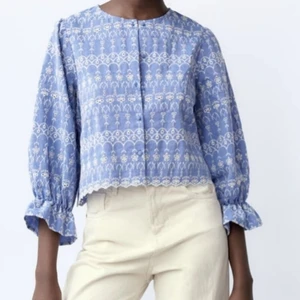 Zaras blus - Säljer denna fina blus från Zara. Köpte den i april för 399kr och har använt den 1 gång bara så den är i en jättebra stick. Kan fixa mer bilder med den på, det är bara att fråga! Priset kan diskuteras. Storlek Small men passar även XS