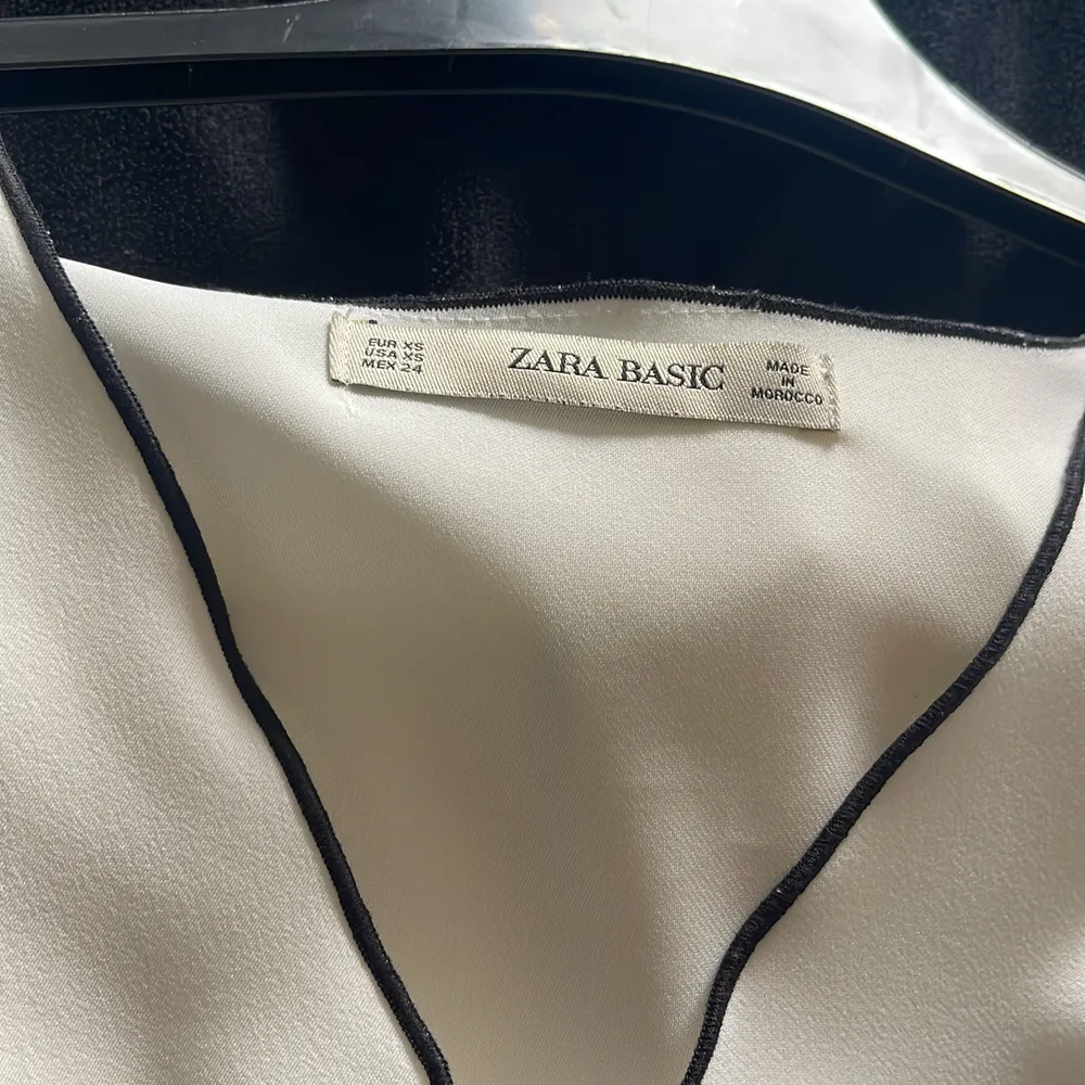 Superfin blus från Zara i st xs. Knappt använd, mycket bra skick. Frakt tillkommer💕. Blusar.