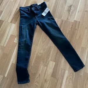  Barn Jeans  - Mamma köpte dom till mig men dom va tyvärr för små så e tvungen å sälja dom orginal pris 900kr säljer för 259kr ink  ❤️ 