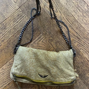 Zadig Voltaire - Zadig Voltaire väska gul med leopard mönster skinn, bra kvalité väska, blivit lite missfärgade pga jeans men går säkert att göra rent, nypris 3038kr