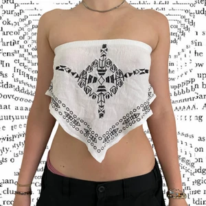 Festival top  - En festival inspirerad topp som har gummi runt och passar både xs-L. Den har unika broderi detaljer.