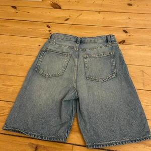 Demin shorts ~ & other stories ~ - Köpt förra året men passar inte längre. Fint skick, inget slitage. Nytvättade så liten i storleken men töjs också ut efter använding. Kostade 599kr vid köp. 