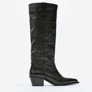 Stövlar  - Cowboy liknande stövlar från zara. Köpte i vintras men har dessvärre bara kommit till användning en gång då jag letar efter en annan typ. Köpte stövlarna för 1300 och skicket är fortfarande som nytt🖤