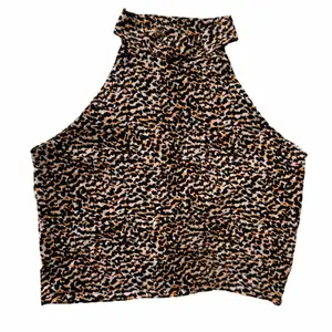 En leopard inspirerad crop-top i superskönt bomull material. Den är från Gina Tricot 