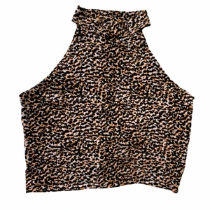 Croped top  - En leopard inspirerad crop-top i superskönt bomull material. Den är från Gina Tricot 