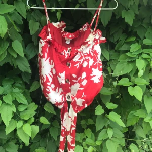 Blommig magtopp  - Fin magtopp endast använd 1 gång, nyskick! Köpt från H&M. Knyt därfram också! 