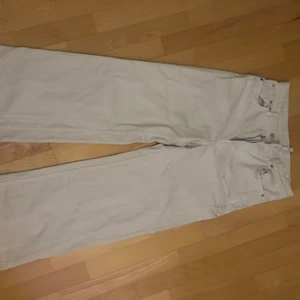 Beiga Jeans weekday - Beiga jeans från weekday, passar den som är runt 160-170 cm