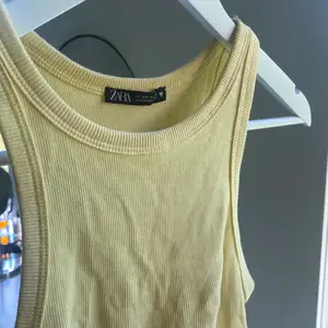 Säljer nu detta linne från zara i en gul pastellfärg, sömnen har gått upp lite nedtill men det går enkelt att fixa själv! Jättefin nu på sommaren 💛