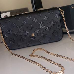Svart Louis Vuitton väska med plånbok inuti 