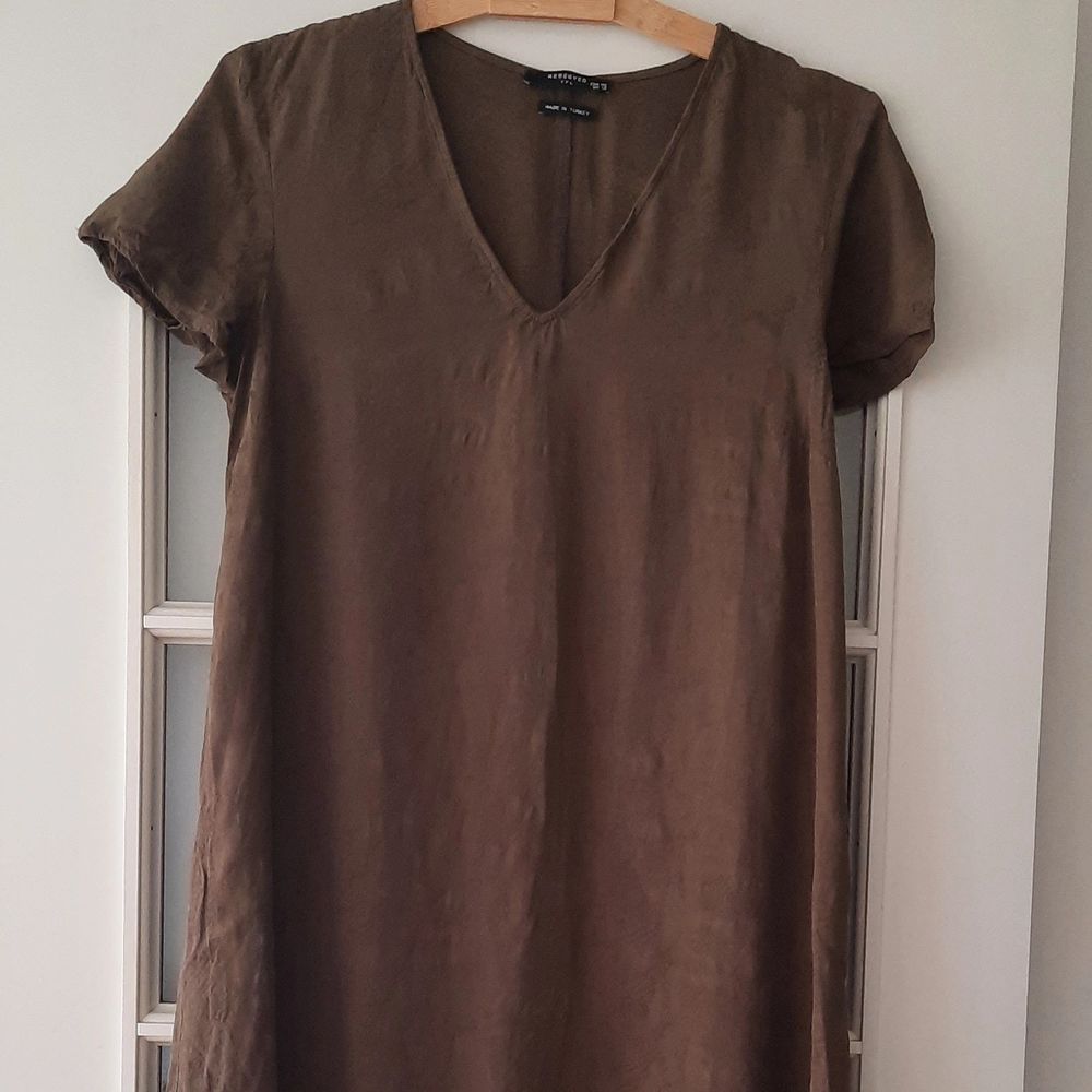 Olivegreen dress with snake pattern - I'm 174cm and its a mini dress for me! Brand is called 'Reserved'!. 100% viscose. Klänningar.
