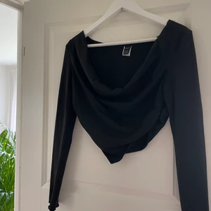 Två toppar ifrån SHEIN  - Båda köps för 100 eller en för 65 