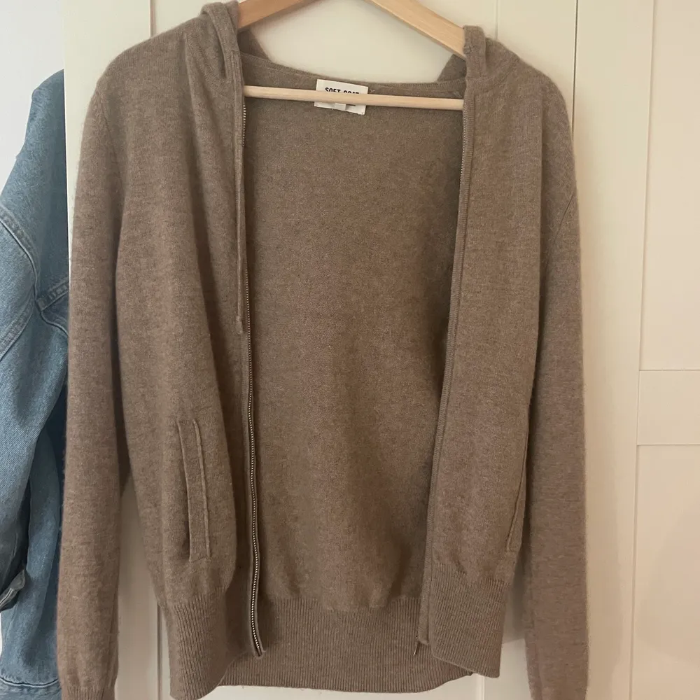 Beige zip-up från Soft Goat i storlek S. 100% kashmir och väldigt mjuk. Använd max 15 gånger, alltså är den i princip i nyskick. Nypris är 2 295 kr. 💕. Stickat.