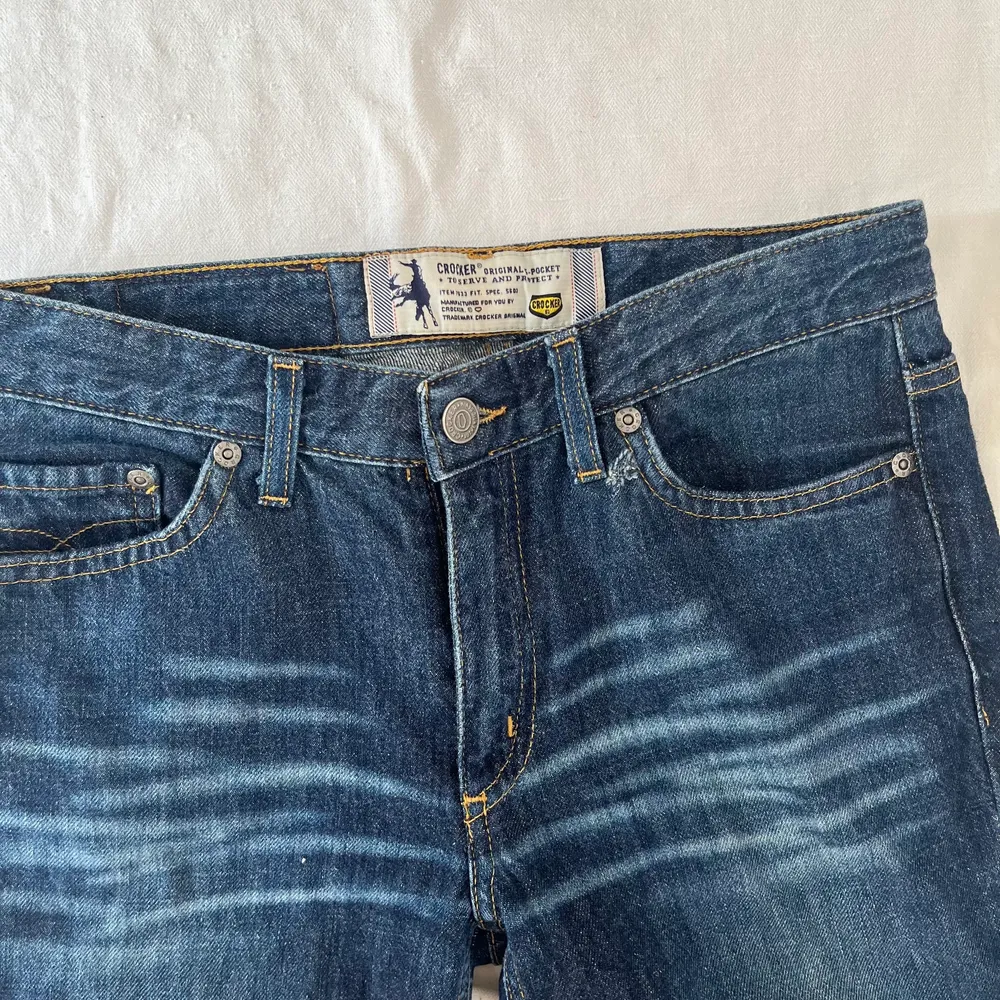 Crocker jeans i mörkblå färg. Kan ej visa på då de uppskattas passa storlek xs och jag själv oftast bär L i byxor.  Köpare står för 66kr spårbar frakt om inte funktionen ”köp nu används. Plagget är i gott second hand skick. Mått kan tas på förfrågan. . Jeans & Byxor.