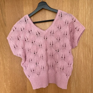 Stickad väst i rosa - vintage  - Rosa stickad väst som är begagnad från min mormor, därav väldigt unik! Supersöt passar XS-M.   DMa om du vill köpa fler av mina kläder, prioriteras!