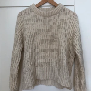 Krämfärgad stickad tröja från NaKd - En jättesnygg stickad tröja från nakd. Tröjan är krämfärgad och använd ca 2 gånger. Är därav i väldigt gott skick 