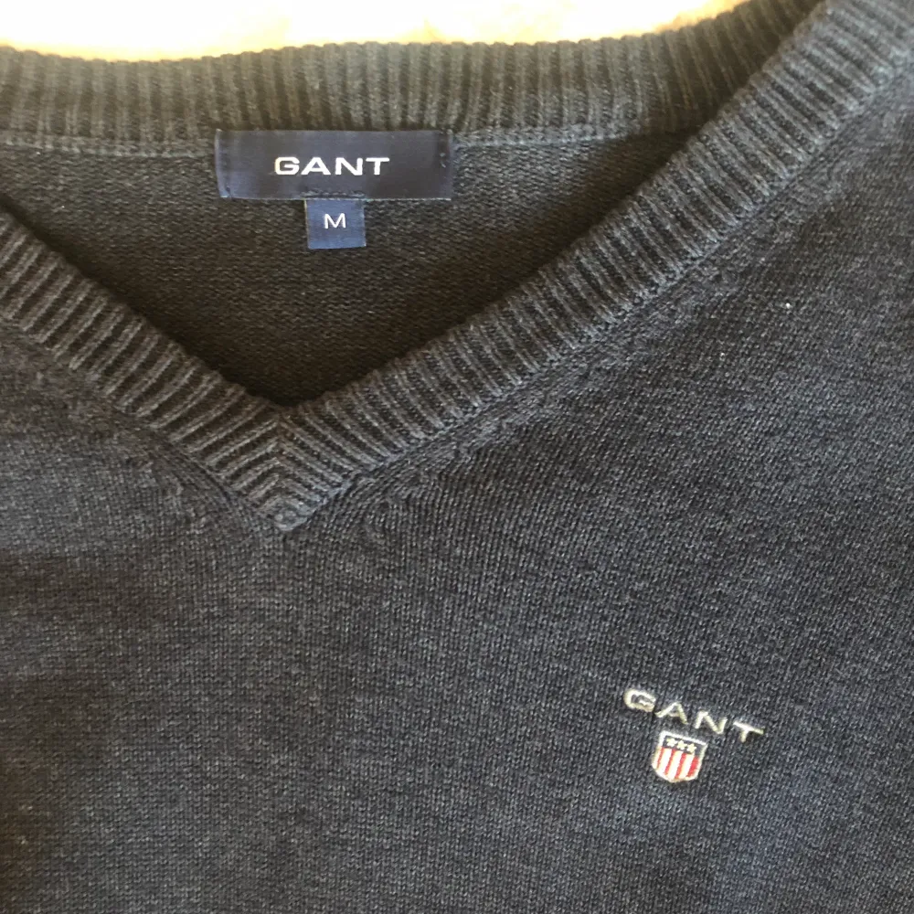 Säljer denna Gant v-neck i blå färg. Bra kvalité, känns nästan som ny! Priset kan diskuteras!. Tröjor & Koftor.