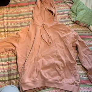 Rosa hoodie från HM i storlek L, passar säker XL då den är oversized. Köparen betalar frakt.