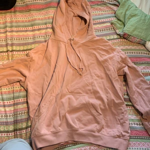 Hoodie från HM - Rosa hoodie från HM i storlek L, passar säker XL då den är oversized. Köparen betalar frakt.