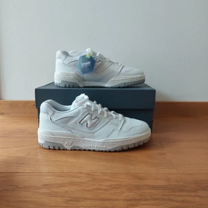 New balance 550 - Kanske sommarens fetaste skor. Aldrig använda, skick 10/10 Storlek 42