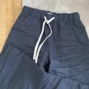 Linnebyxor  - Svarta linnebyxor från h&m, använda fåtal gånger köpta förra sommaren💕