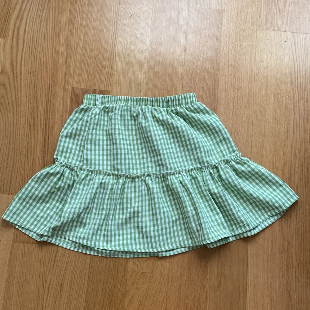 Snygg kjol som tyvärr är för liten för mig🌸 Ingen lapp så uppskattar storleken till XS/S. Kjolar.