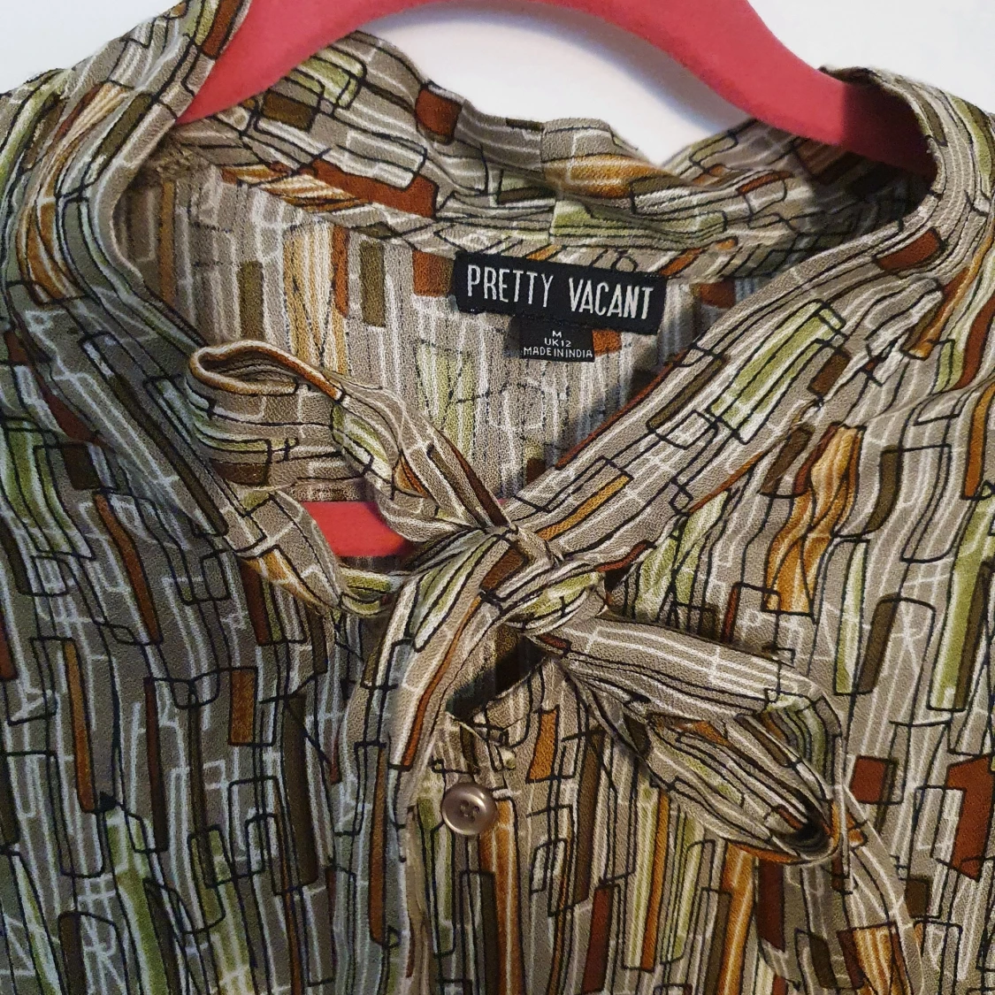 Knytblus med 60-talsmönster - 90