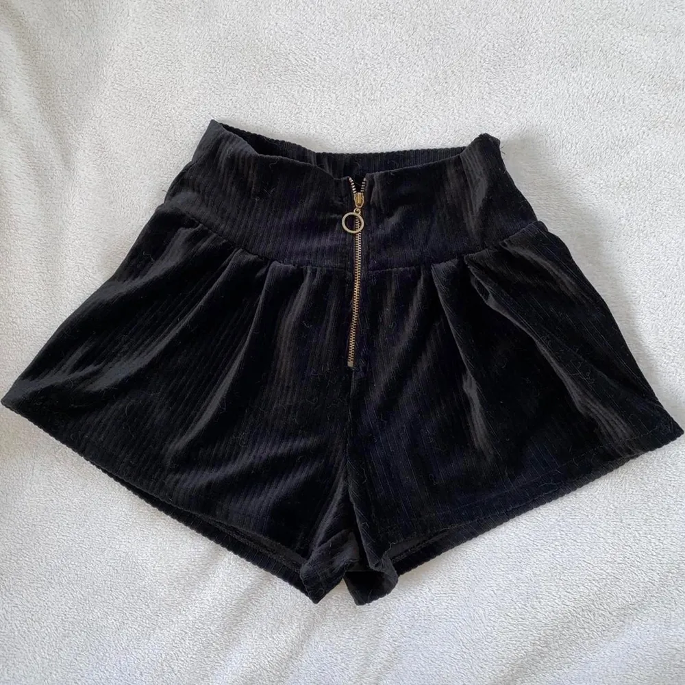 FashionNova ”Loreal Corduroy Shorts” i svart storlek S. Super fina o suuper mjuka, kommer definitivt vara jätte snygga på dig om du har thick thighs!. Shorts.