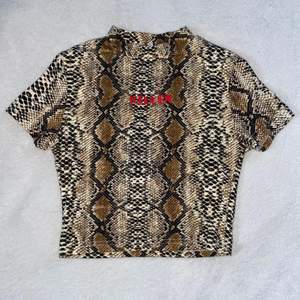 ”Killer” snakeskin mönstrad crop top i storlek S. SUPER MJUKT, bekvämt & stretchigt tyg! Knappt använd