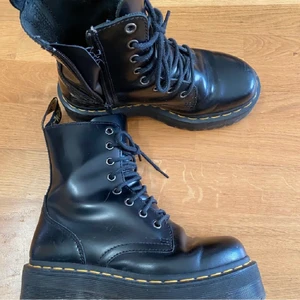 Dr Martens  - Sparsamt använda dr martens Jadon, storlek 37. Köpt för 2300, säljer för 1200:) Köpare står för frakt 🌸