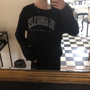 Sweatshirt från shein  - Säljer denna sweatshirt från shein i storlek M. Den är sällan använd och i bra skick. Säljer för 60kr + 50kr frakt 